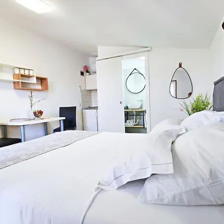 Tri Ferala - Apartment Pakostane