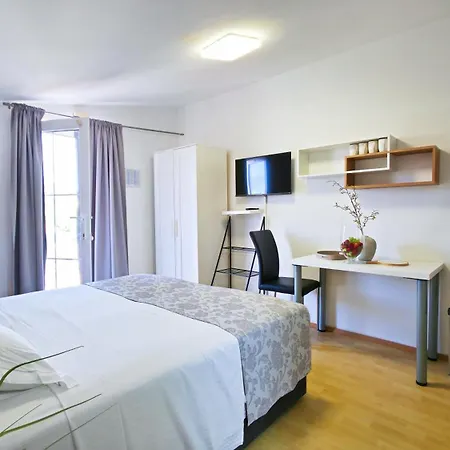 Tri Ferala - Apartment Pakostane