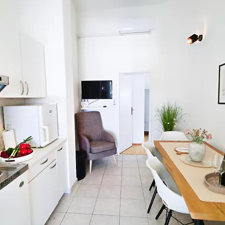 Tri Ferala - Apartment Pakostane