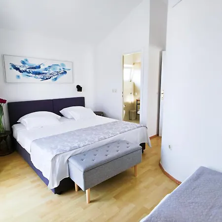 Tri Ferala - Apartment Pakostane