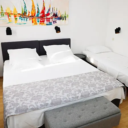Tri Ferala - Apartment Pakostane