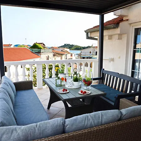 Tri Ferala - Apartment Pakostane