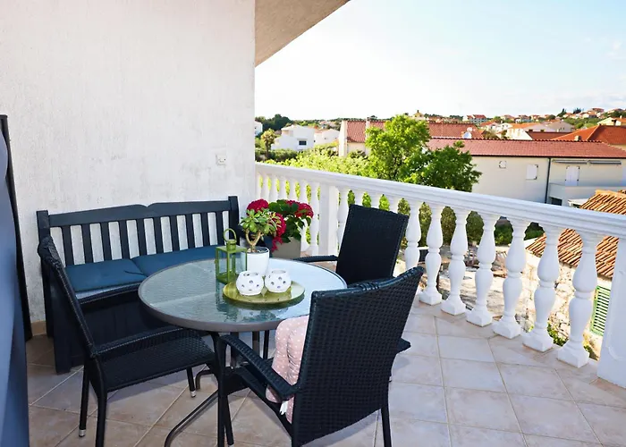 Tri Ferala - Apartment Pakostane