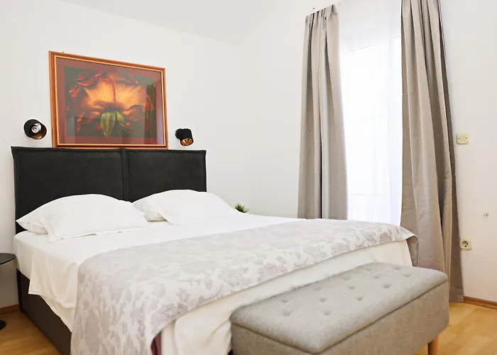 Tri Ferala - Apartment Pakostane