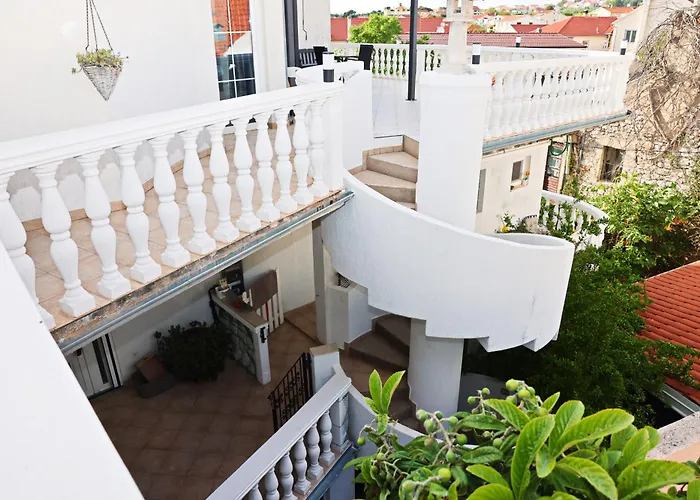 Tri Ferala - Apartment Pakostane